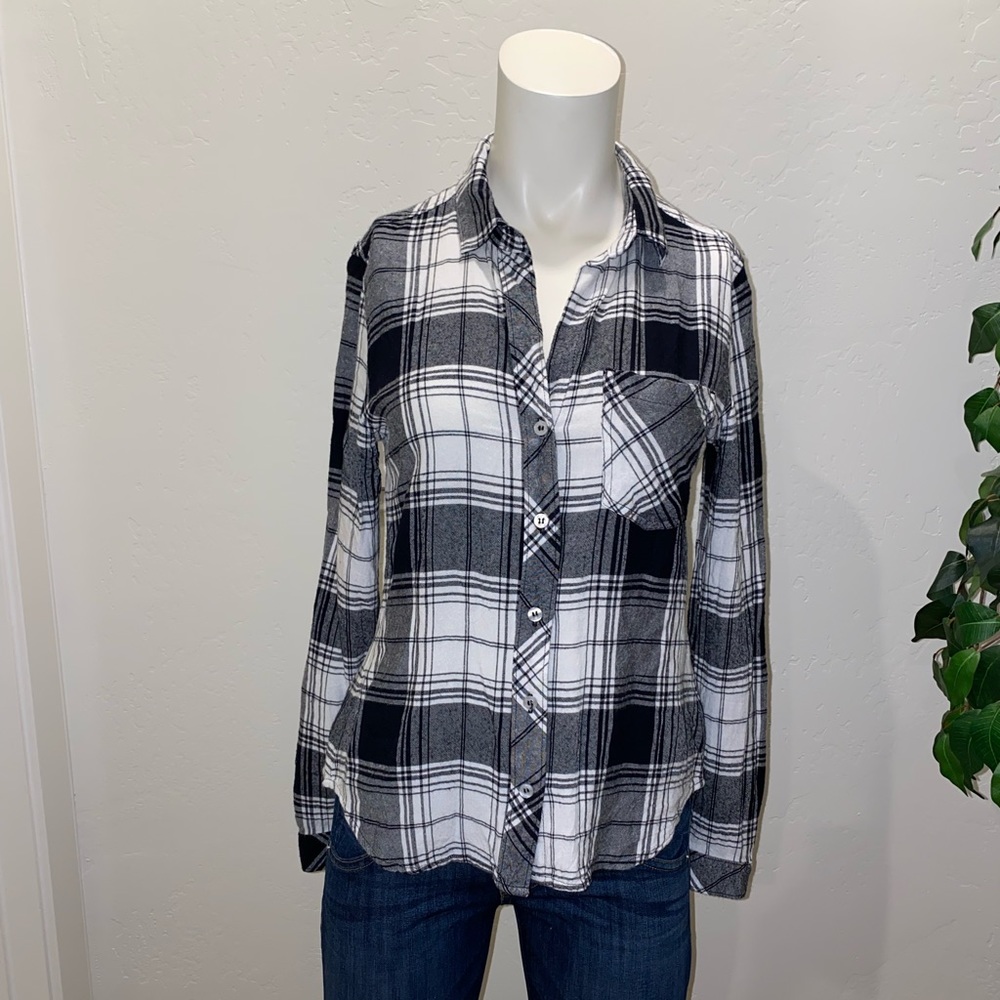 BELLA DAHL // black + white hi-low plaid button-up